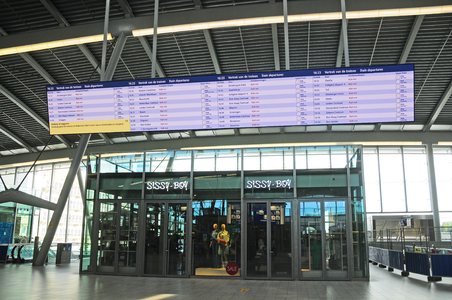 903396 Gezicht op het vertrektijdenbord in de Stationshal van het Centraal Station (Utrecht Centraal) te Utrecht, met ...